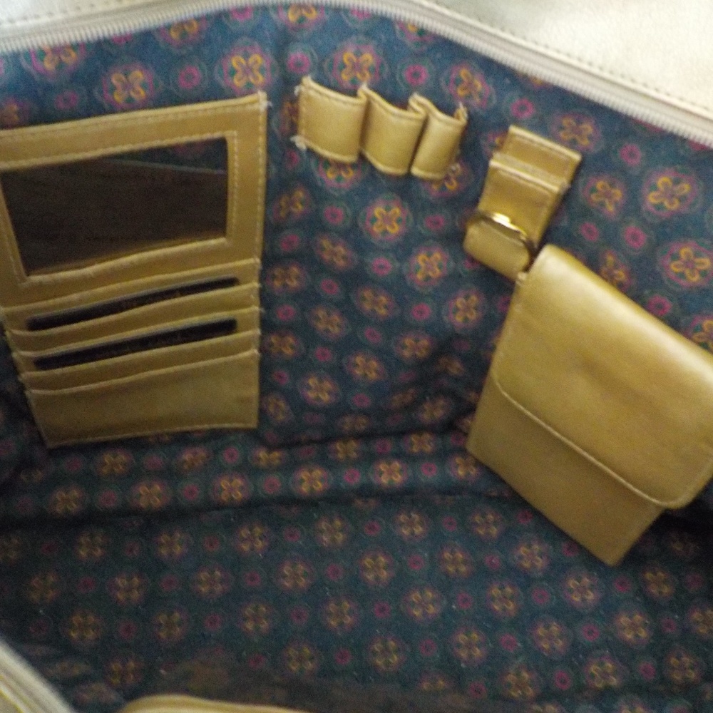 Large Tote With Awesome Inside Sections - image 4